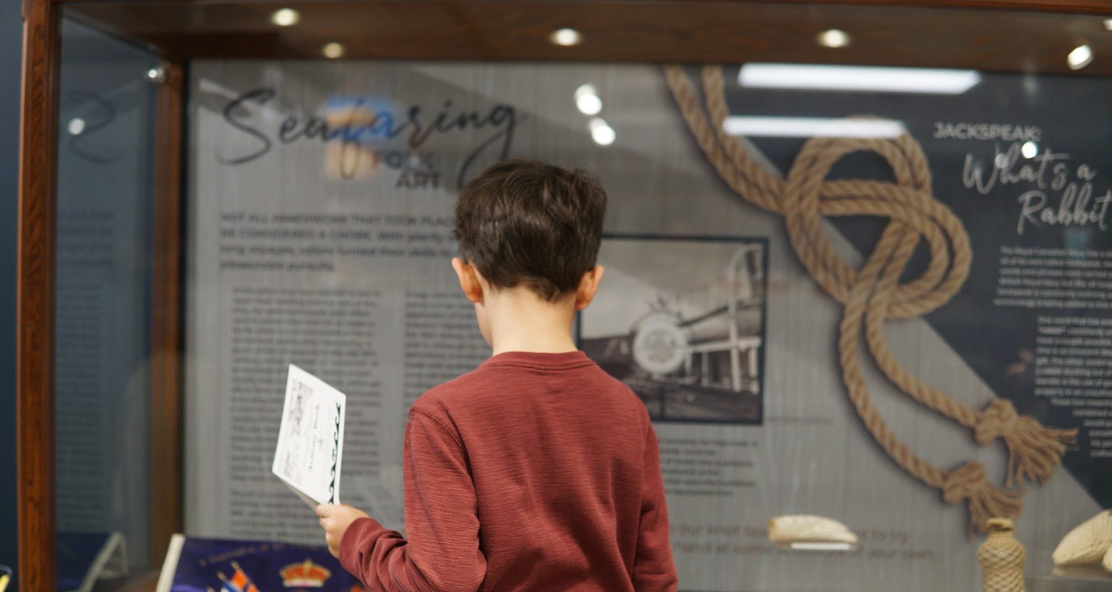 Museum visitor 2023 - in front of case